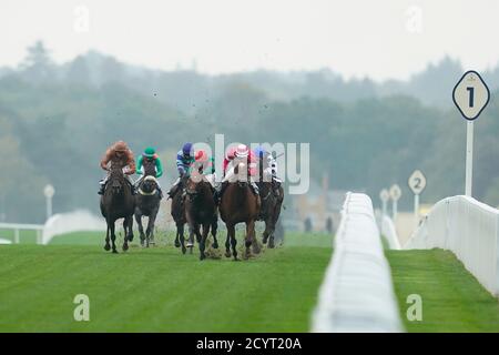 Tom Marquand Riding Piranesi (rosso) vince il Berkshire Youth Classified Stakes presso l'ippodromo di Ascot, Ascot. Foto Stock