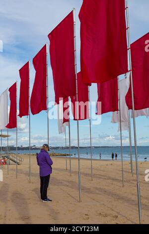 L'opera d'arte di Luke Jerram 'in Memoriam' è stata creata da oltre 100 lenzuola, un enorme mare di bandiere per ricordare quelle perse a Covid-19 sulla spiaggia di Sandbanks, Regno Unito Foto Stock