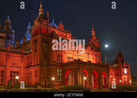 Kelvingrove Galleria d'Arte e Museo alla luce di una luna piena in autunno / autunno. Glasgow, Scozia. Foto Stock