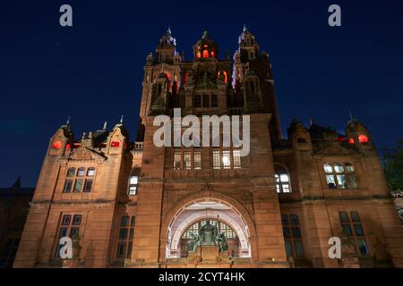 Kelvingrove Galleria d'Arte e Museo alla luce di una luna piena in autunno / autunno. Glasgow, Scozia. Foto Stock