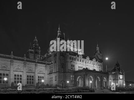 Kelvingrove Galleria d'Arte e Museo alla luce di una luna piena in autunno / autunno. Glasgow, Scozia. Foto Stock