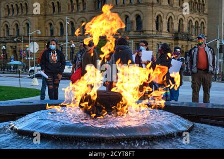 Dietro Centennial Flame Burning, la gente a Vigil per la donna delle prime Nazioni Joyce Echaquan che è morto in ospedale all'inizio di questa settimana Foto Stock