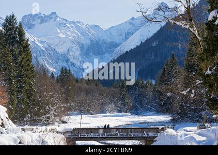 Trettachtal, Winterlandschaft; Bach, Brücke, Wald, Berge, verschneit, Oberstdorf, Allgäuer Alpen Foto Stock
