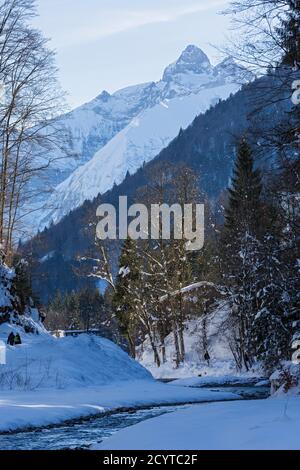 Trettachtal, Winterlandschaft; Bach, Wald, Berge, schneebedeckt, Oberstdorf, Allgäuer Alpen Foto Stock