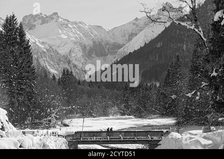 Trettachtal, Winterlandschaft; Bach, Brücke, Wald, Berge, verschneit, Oberstdorf, Allgäuer Alpen Foto Stock
