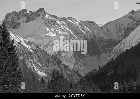 Trettachtal, Winterlandschaft; Wald, Berge, schneebedeckt, Oberstdorf, Allgäuer Alpen Foto Stock