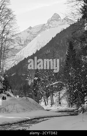 Trettachtal, Winterlandschaft; Bach, Wald, Berge, schneebedeckt, Oberstdorf, Allgäuer Alpen Foto Stock