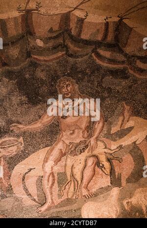 Polifemo dai mosaici di Villa Armerina, Sicilia. La scena è tratta dalla storia di Odisseo e Polifemo descritta nell'Odissea di Omero. Foto Stock