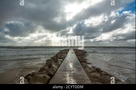 Storm Alex batte la costa meridionale dell'Inghilterra. Portate le onde alte e l'alto mare con l'alta marea. Credit Suzanne McGowan Alamy News. Foto Stock