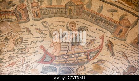 Particolare del pavimento a mosaico nell'atrio semicircolare, Villa Romana Casale in Piazza Armerina, Sicilia, che mostra la pesca dei cupidi. Foto Stock