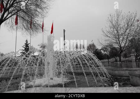 Bandiere turche e fontana ad Ankara/Turchia Foto Stock