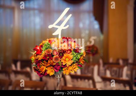 La hall del ristorante, decorata con fiori in stile autunnale. Decorazioni per matrimoni in fiori d'autunno e arrangiamenti floreali. Foto Stock