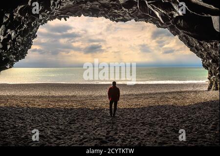 Grotta di basalto in corrispondenza di Reynisfjara spiaggia a sud dell'Islanda Foto Stock