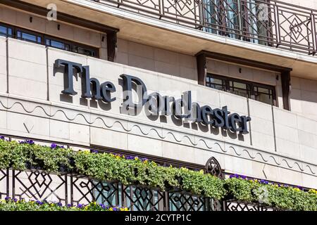 Londra, UK, 1 aprile 2012 : il logo del Dorchester Hotel fuori dal suo hotel a Park Lane Mayfair Hyde Park, che è un popolare destinazione di viaggio Foto Stock