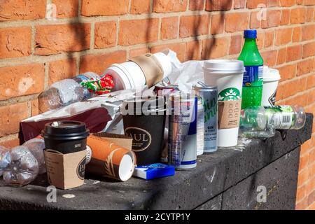 Londra, UK, 1 aprile 2012 : rifiuti rifiuti di bottiglie e tazze di plastica insieme con imballaggio di carta con sacchetti e lattine di stagno lasciato come garbag disinvolto Foto Stock