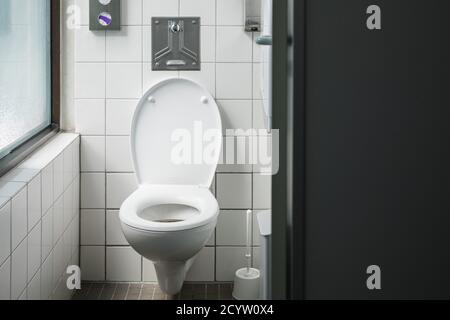 Bagno con pareti bianche e wc bianco Foto Stock