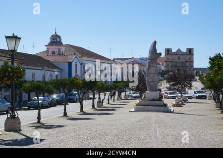 Vila vicosa strada principale ad Alentejo, Portogallo Foto Stock