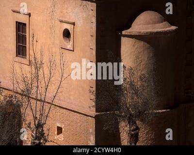 Frammento della costruzione marrone dell'ossario nel monastero di Santa Caterina sullo sfondo di un bel cielo blu, Sinai, Egitto Foto Stock