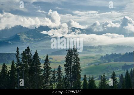 Nuvole sull'Alpe di Siusi, Alto Adige, Italia Foto Stock