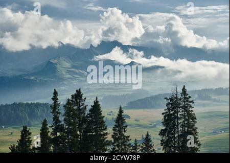 Nuvole sull'Alpe di Siusi, Alto Adige, Italia Foto Stock