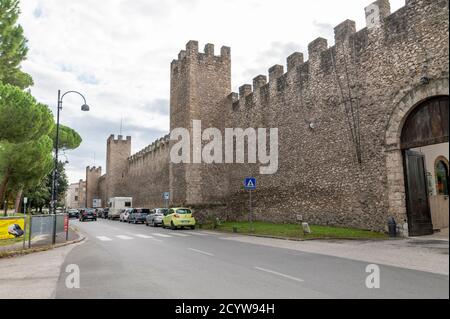 rieti, italia ottobre 02 2020: mura storiche che racchiudono la città di rieti Foto Stock