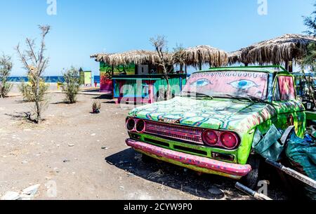 Auto dipinta Datsun Mojito Beach Rodi Grecia Foto Stock