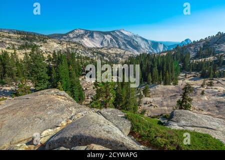 Punto panoramico di Olmsted nel Parco Nazionale di Yosemite, California, Stati Uniti d'America. Nubi Rest è sulla sinistra, Half Dome è sulla destra e. Foto Stock