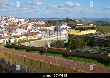Edifici storici della città di Elvas all'interno delle mura della fortezza ad Alentejo, Portogallo Foto Stock