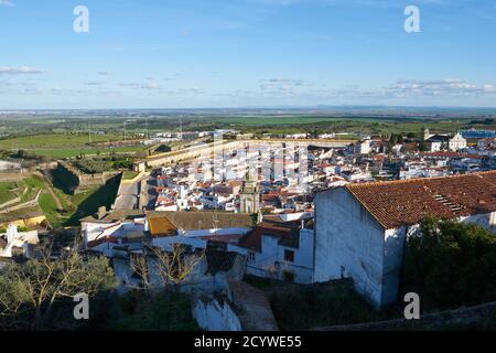 Edifici storici della città di Elvas all'interno delle mura della fortezza ad Alentejo, Portogallo Foto Stock