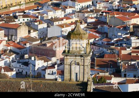 Edifici storici della città di Elvas all'interno delle mura della fortezza ad Alentejo, Portogallo Foto Stock