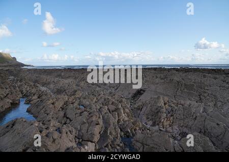 Gower Peninsular Rhossilli Bay Causeway fino alla formazione di Worm Rock a bassa marea Foto Stock