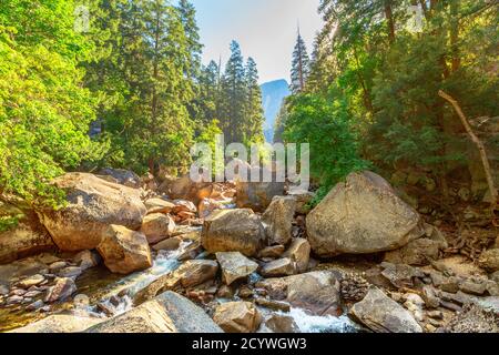 Fiume Merced inferiore della cascata Vernal dal ponte di Vernal Falls dal sentiero John Muir nel Parco Nazionale di Yosemite. Vacanze estive in California Foto Stock