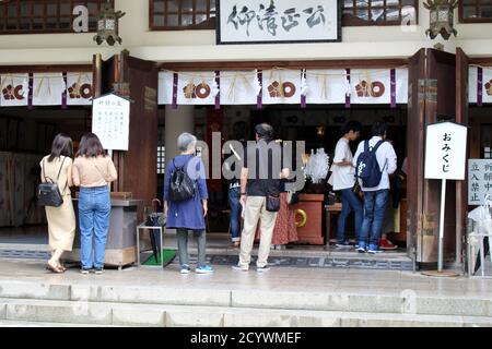 Persone che visitano il Santuario di Kato Jinja intorno al Castello di Kumamoto. Preso in agosto 2019. Foto Stock