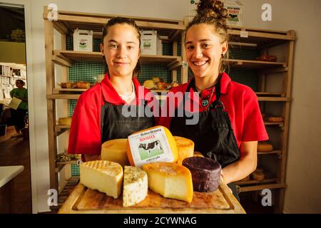 Fabricacion artesanall de queso Binibeca de Jaume Pons - denominacion de origen Mahon artesano- finca Alcaiduset, Alaior, Menorca, Islas Baleares, es Foto Stock