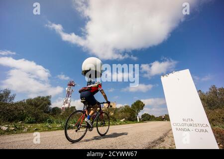 Ciclista en la cima de la montaña de Randa, Algaida, Maiorca, isole baleari, spagna, europa Foto Stock