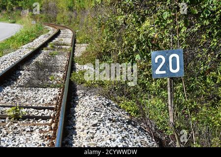 Segnale stradale ferroviario che avverte i conducenti di locomotori della velocità massima è di 20 chilometri all'ora Foto Stock