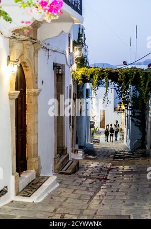 Shopping at night Lindos Rhodes Greece Foto Stock