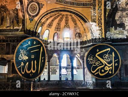 Interno della moschea di Santa Sofia. Calligraphy rotondo con il nome di Mohammed, Messaggero di Dio. Istanbul, Turchia Foto Stock