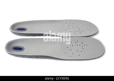 Sottopiedi sportivi ammortizzanti isolati su sfondo bianco vista dall'alto. Schiuma e silicone nella composizione, rivestimento superiore in materiale morbido grigio. Foto Stock