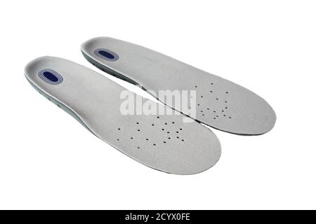 Sottopiedi sportivi ammortizzanti isolati su sfondo bianco vista dall'alto. Schiuma e silicone nella composizione, rivestimento superiore in materiale morbido grigio. Foto Stock