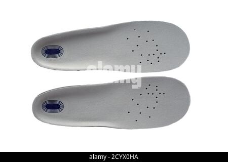 Sottopiedi sportivi ammortizzanti isolati su sfondo bianco vista dall'alto. Schiuma e silicone nella composizione, rivestimento superiore in materiale morbido grigio. Foto Stock