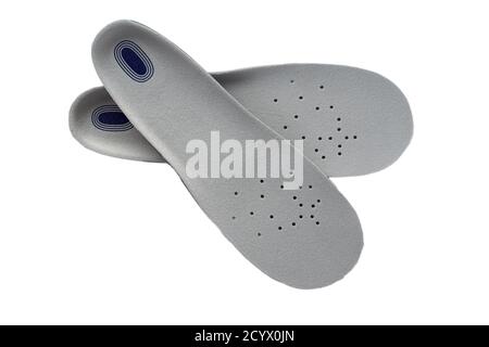 Sottopiedi sportivi ammortizzanti isolati su sfondo bianco vista dall'alto. Schiuma e silicone nella composizione, rivestimento superiore in materiale morbido grigio. Foto Stock