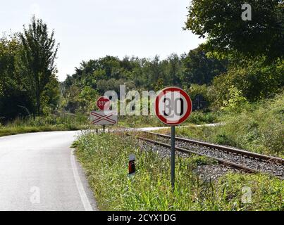 Segnale stradale che avvisa il conducente che la velocità massima è 30 chilometri all'ora Foto Stock