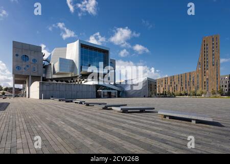 Aalborg, Danimarca – 4 settembre 2020: Musikkens Hus, sede multifunzionale con sale da concerto e sale per prove, edificio Studentertorvet in backgr Foto Stock