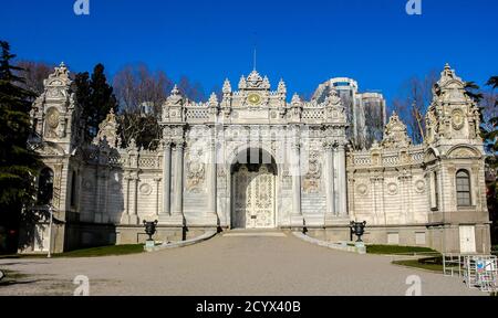 La porta del Sultano (Saltanat Kaps) del Palazzo Dolmabahe, Istanbul, Turchia. Foto Stock