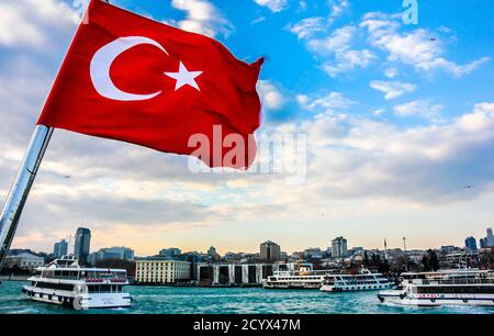 Bandiera della Turchia sulla nave da crociera sullo sfondo di Istanbul. Foto Stock