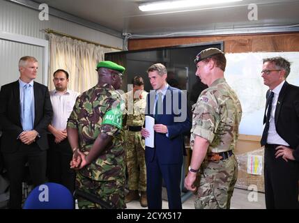 Gavin Williamson, Segretario di Stato per la Difesa del Regno Unito, incontra il generale maggiore Charles Tai Gituai, vice comandante della forza AMISOM responsabile delle operazioni e della pianificazione durante una visita a Mogadiscio, Somalia, il 31 luglio 2018. Foto Stock