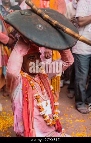 Barsana, India - 24 Febbraio 2018 - Lathmar Holi festival - Donne battere gli uomini con canne di bambù finché l uomo dà fino Foto Stock