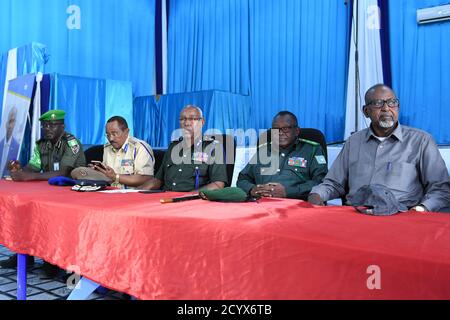 Il 9 agosto 2018, il maggiore generale Bashir Abdi Mohamed, Commissario di polizia somalo, insieme agli ufficiali dell'AMISOM, ha lanciato un programma di polizia comunitaria a Mogadiscio, in Somalia. Il programma mirava a migliorare la sicurezza della comunità e a rafforzare la fiducia del pubblico nelle forze di polizia. Foto Stock