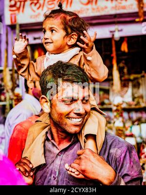 Barsana, India - 23 Febbraio 2018 - un bambino e suo padre sorriso durante Holi festival Foto Stock